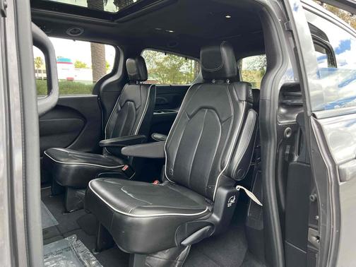 Granite Crystal Metallic Clearcoat 2019 Chrysler Pacifica Limited