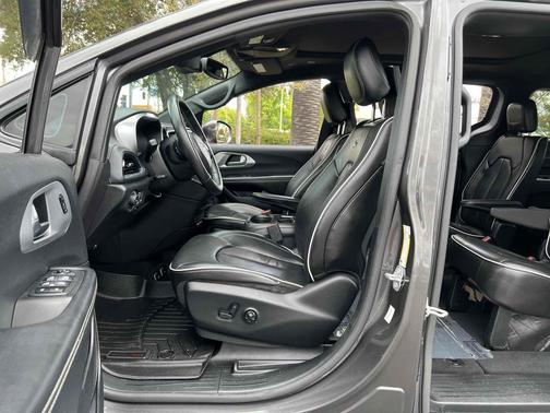 Granite Crystal Metallic Clearcoat 2019 Chrysler Pacifica Limited