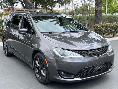 Granite Crystal Metallic Clearcoat 2019 Chrysler Pacifica Limited
