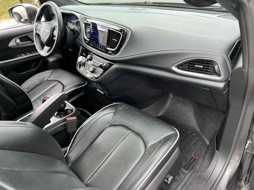 Granite Crystal Metallic Clearcoat 2019 Chrysler Pacifica Limited