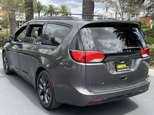 Granite Crystal Metallic Clearcoat 2019 Chrysler Pacifica Limited