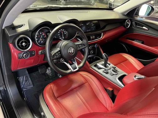 Vulcano Black Metallic 2021 Alfa Romeo Stelvio Base
