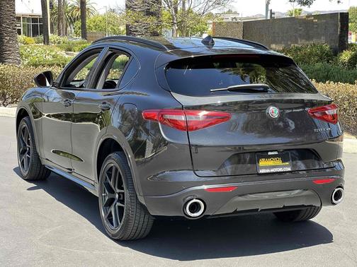 Vulcano Black Metallic 2021 Alfa Romeo Stelvio Base