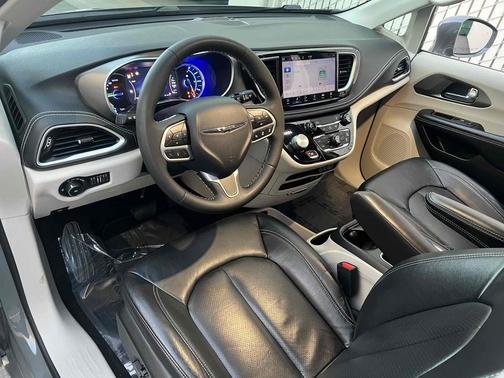 2022 Chrysler Pacifica Hybrid Touring L
