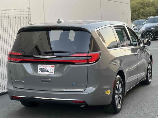 2022 Chrysler Pacifica Hybrid Touring L