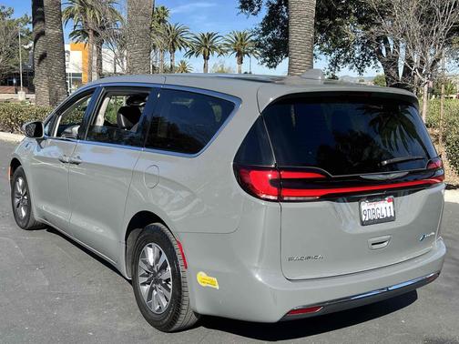 2022 Chrysler Pacifica Hybrid Touring L