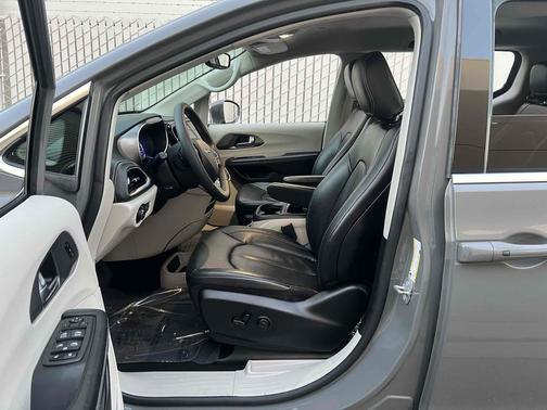 2022 Chrysler Pacifica Hybrid Touring L