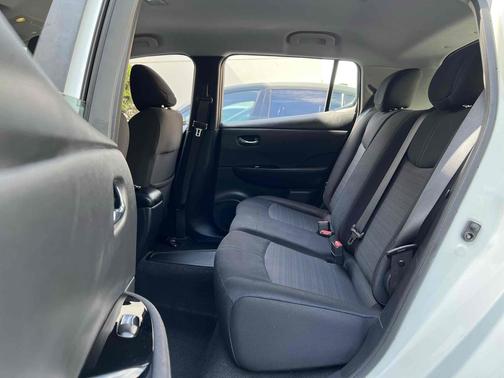 Pearl White 2018 Nissan Leaf SV