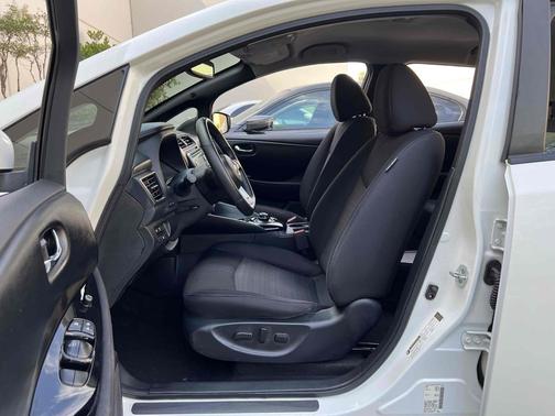 Pearl White 2018 Nissan Leaf SV