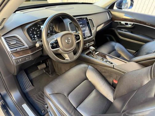 2019 Volvo XC90 T6 Momentum