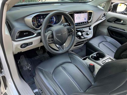 2023 Chrysler Pacifica Hybrid Touring L