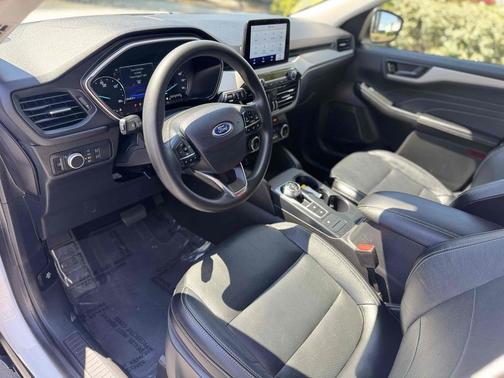Oxford White 2022 Ford Escape SE