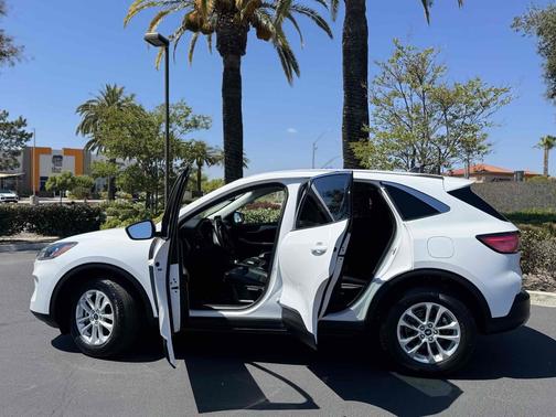 Oxford White 2022 Ford Escape SE