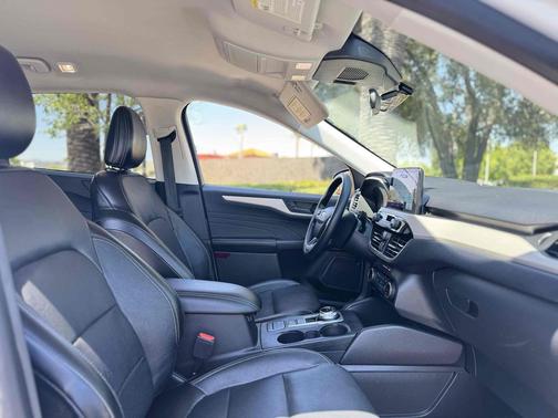 Oxford White 2022 Ford Escape SE