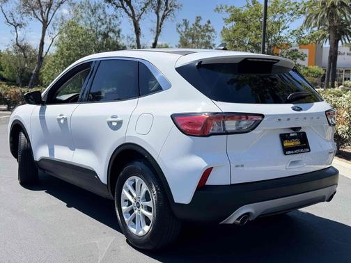 Oxford White 2022 Ford Escape SE