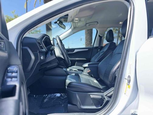 Oxford White 2022 Ford Escape SE