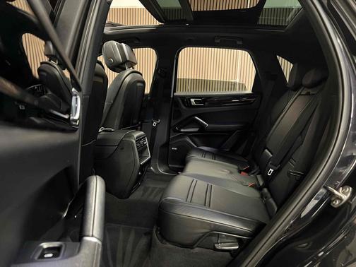 Jet Black Metallic 2019 Porsche Cayenne Cayenne