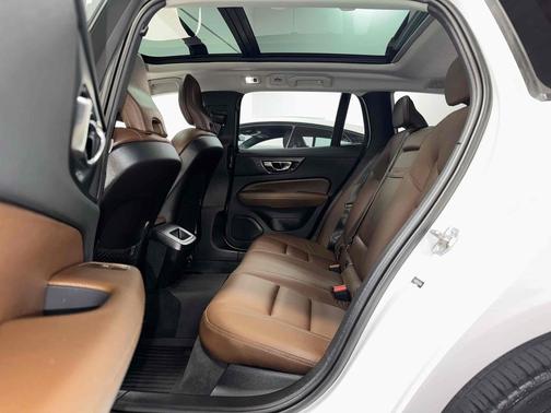 Crystal White Pearl Metallic 2020 Volvo V60 T5 Momentum