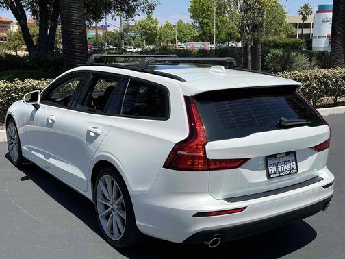 Crystal White Pearl Metallic 2020 Volvo V60 T5 Momentum