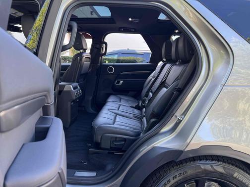 Silicon Silver Premium Metallic 2018 Land Rover Discovery HSE