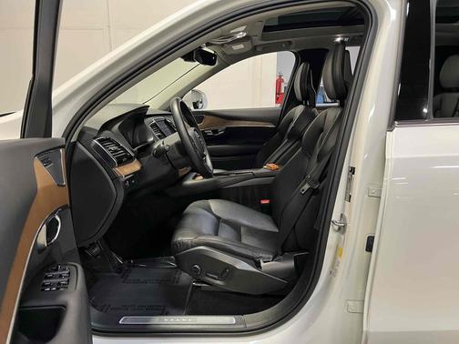 2021 Volvo XC90 T5 Momentum
