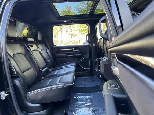 Diamond Black Crystal Pearlcoat 2020 RAM 1500 Laramie
