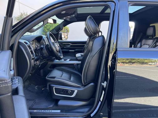 Diamond Black Crystal Pearlcoat 2020 RAM 1500 Laramie