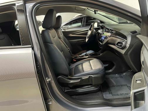 Gray Ghost Metallic 2022 Chevrolet Bolt EUV LT