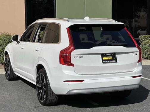 Ice White 2022 Volvo XC90 T6 Momentum