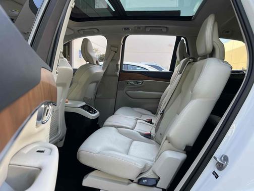 Ice White 2022 Volvo XC90 T6 Momentum