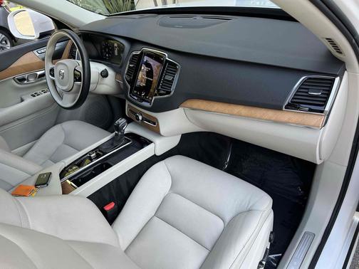 Ice White 2022 Volvo XC90 T6 Momentum