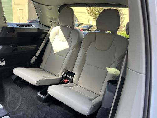Ice White 2022 Volvo XC90 T6 Momentum