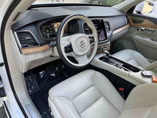 Ice White 2022 Volvo XC90 T6 Momentum