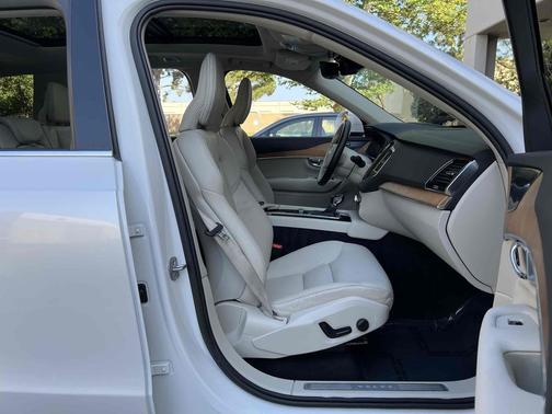 Ice White 2022 Volvo XC90 T6 Momentum