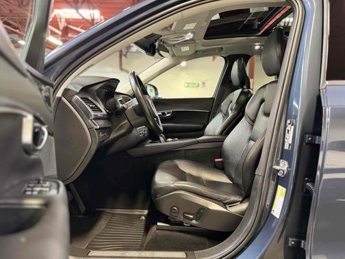 Denim Blue Metallic 2020 Volvo XC90 Momentum