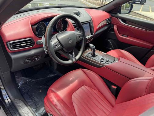 Grigio Maratea Metallescent 2019 Maserati Levante S GranLusso