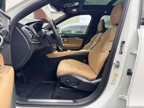 Ice White 2018 Volvo XC90 T6 Momentum