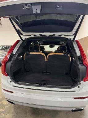 Ice White 2018 Volvo XC90 T6 Momentum