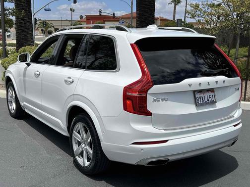 Ice White 2018 Volvo XC90 T6 Momentum