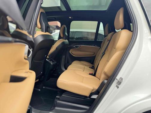 Ice White 2018 Volvo XC90 T6 Momentum