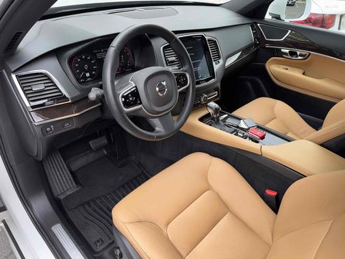Ice White 2018 Volvo XC90 T6 Momentum