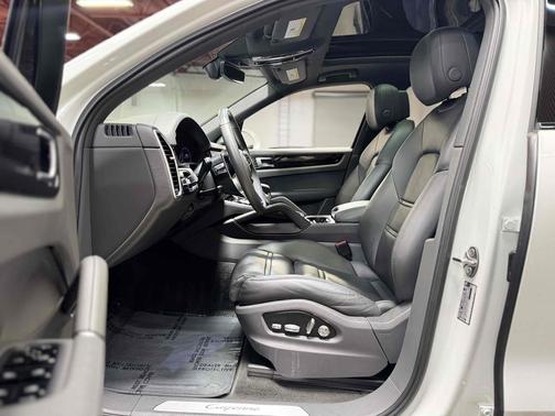 White 2019 Porsche Cayenne Cayenne