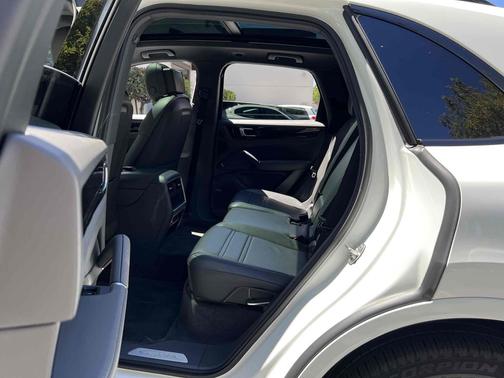 White 2019 Porsche Cayenne Cayenne