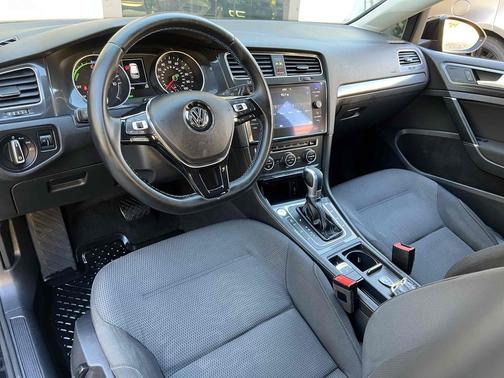 2018 Volkswagen e-Golf SE