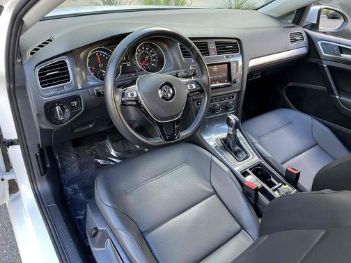 Pure White 2015 Volkswagen e-Golf SEL Premium