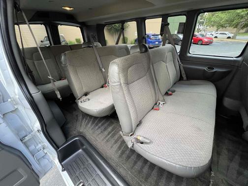 Summit White 2018 Chevrolet Express 3500 LT