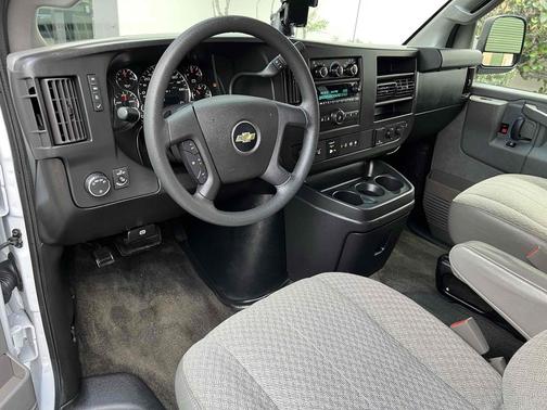 Summit White 2018 Chevrolet Express 3500 LT