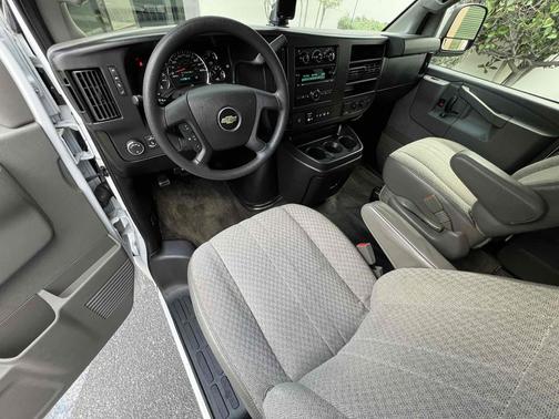 Summit White 2018 Chevrolet Express 3500 LT