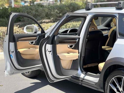 Bright Silver Metallic 2020 Volvo V90 Cross Country T6