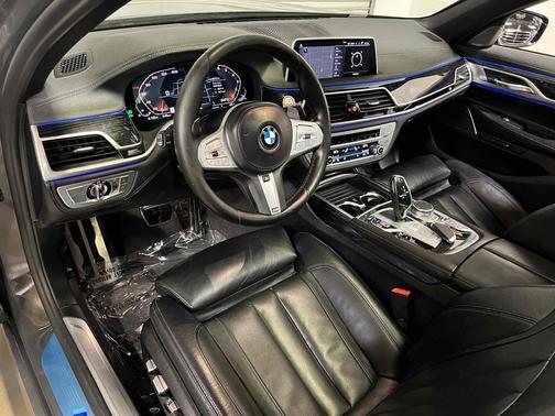 2022 BMW 740 i